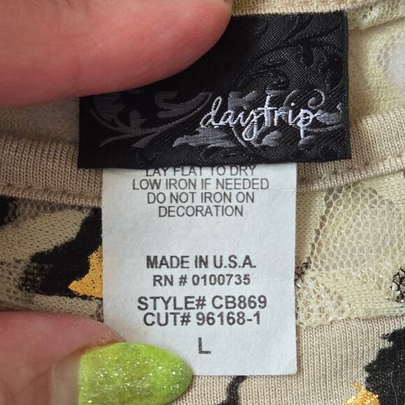 Daytrip EUC tiger animal print elastic hem top short sleeve Large gold metallic - Picture 4 of 13